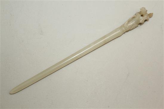 A Chinese pale celadon jade hair pin, 18th / 19th century, 17.7cm